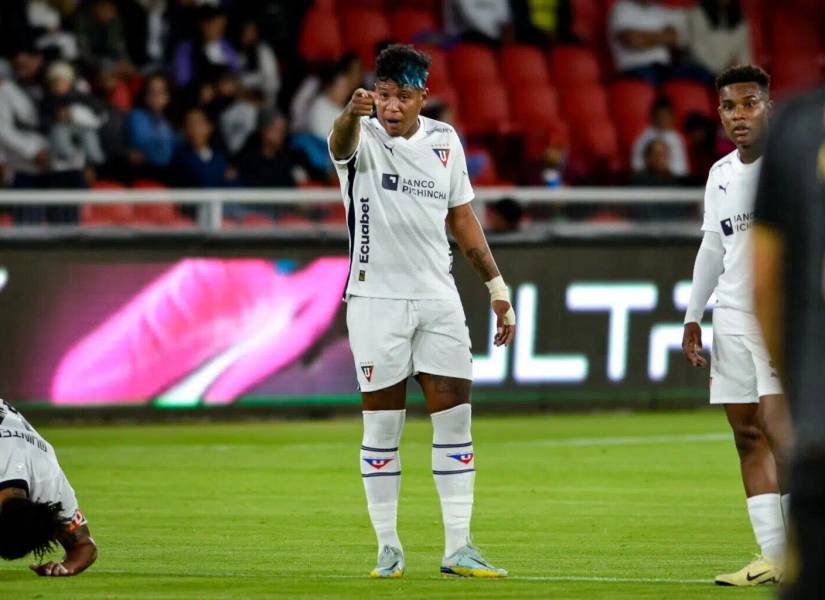 Richard Mina en un partido con Liga de Quito