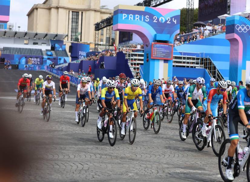 Jhonatan Narváez durante la prueba de ruta en París 2024