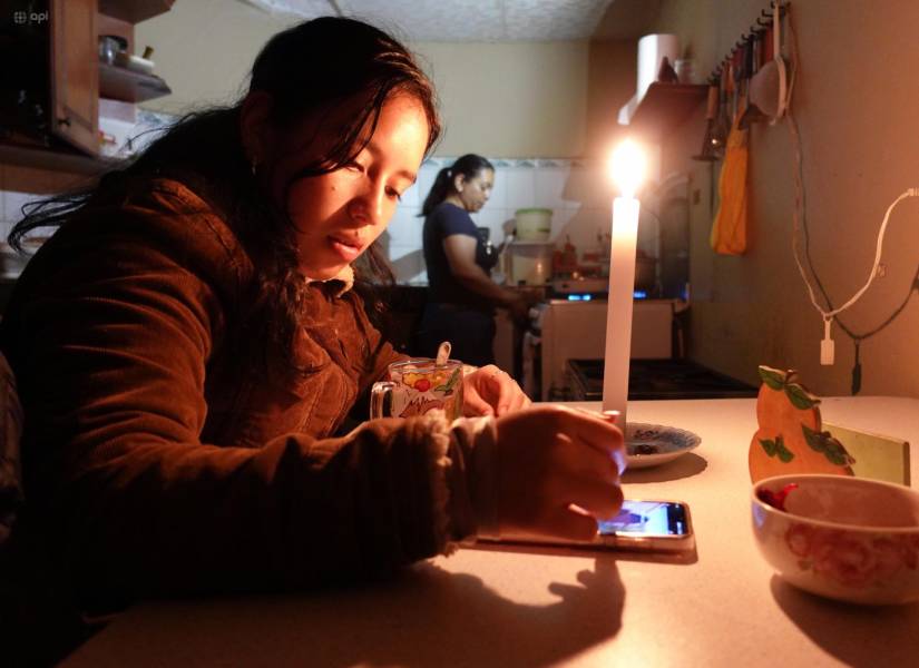 Dos personas realizando sus actividades sin luz.