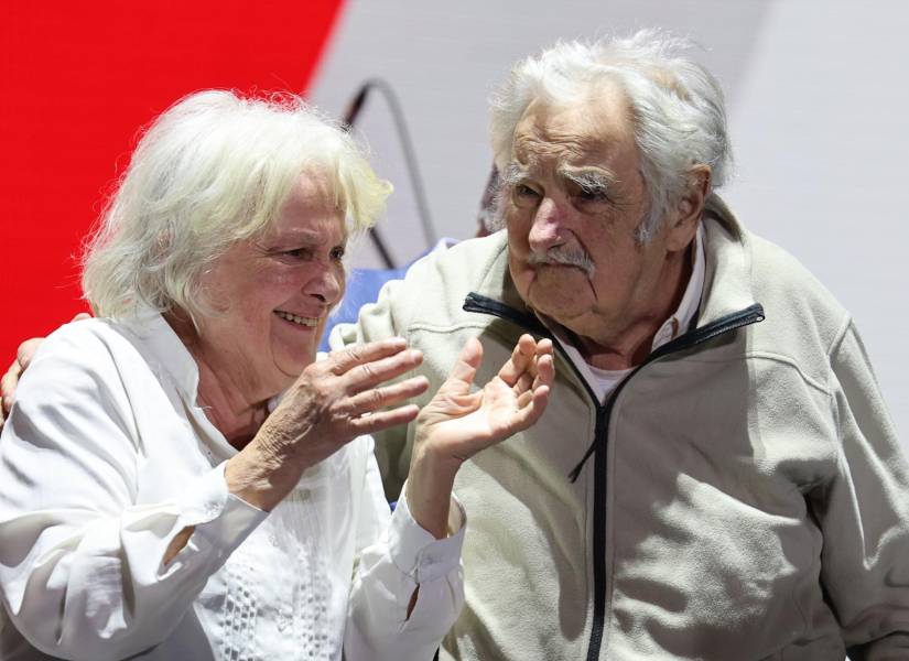 El expresidente uruguayo José 'Pepe' Mujica (d) y su esposa Lucía Topolansky asisten a un acto este sábado en Montevideo (Uruguay).