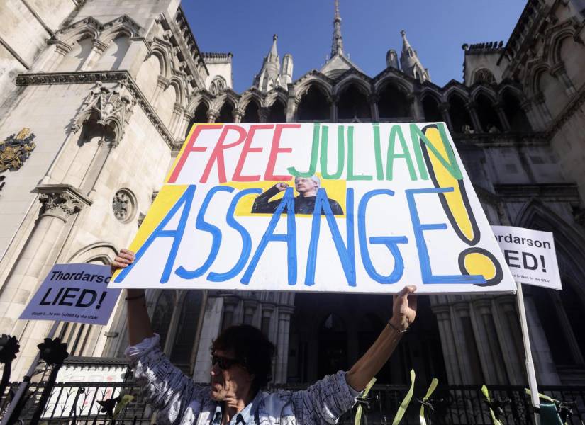 Imagen de archivo de un partidario que sostiene un cartel frente al Tribunal Superior de Londres para pedir la libertad del fundador de WikiLeaks, Julian Assange.