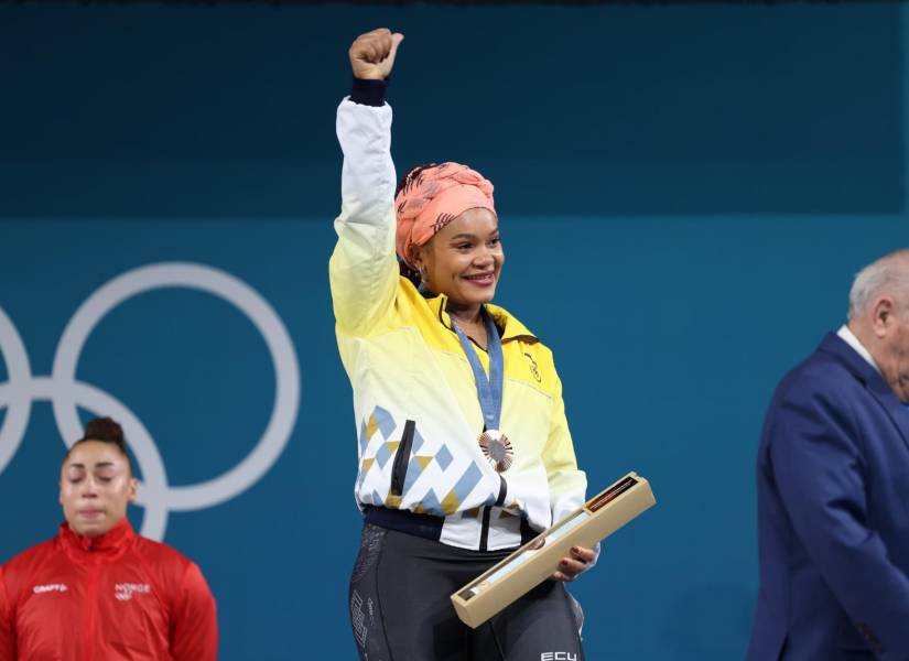 Neisi Dajomes recibe su medalla de bronce en los Juegos Olímpicos de París 2024