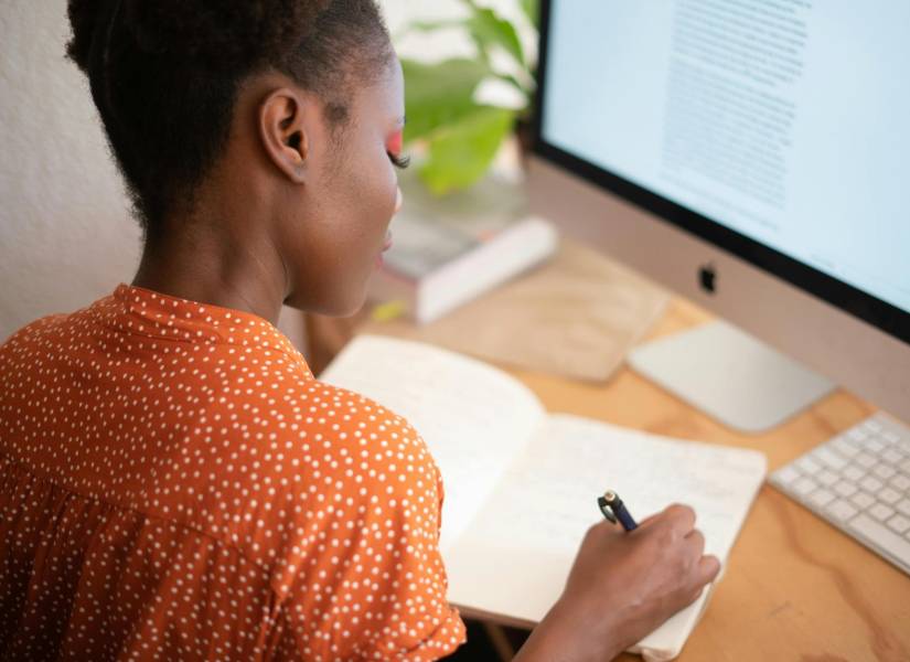 Imagen referencial del home-office. Una mujer trabaja delante de su computadora.