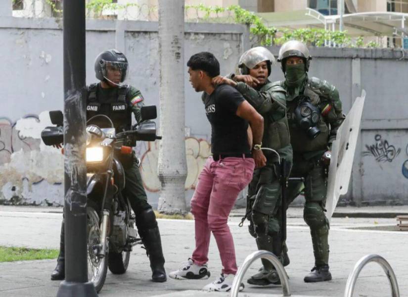 Integrantes de la Guardia Nacional Bolivariana detienen a un manifestante en Venezuela