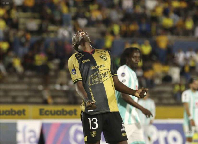 Jugador de Barcelona SC, Janner Corozo, lamenta una oportunidad de gol desperdiciada