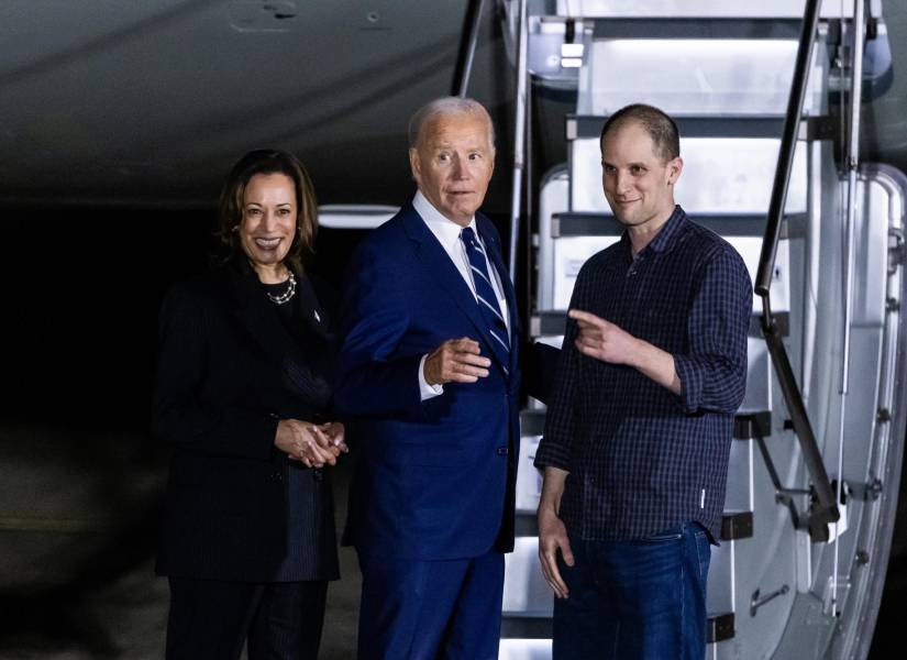 El presidente estadounidense, Joe Biden, y la vicepresidenta, Kamala Harris, saludan al periodista del Wall Street Journal Evan Gershkovich-