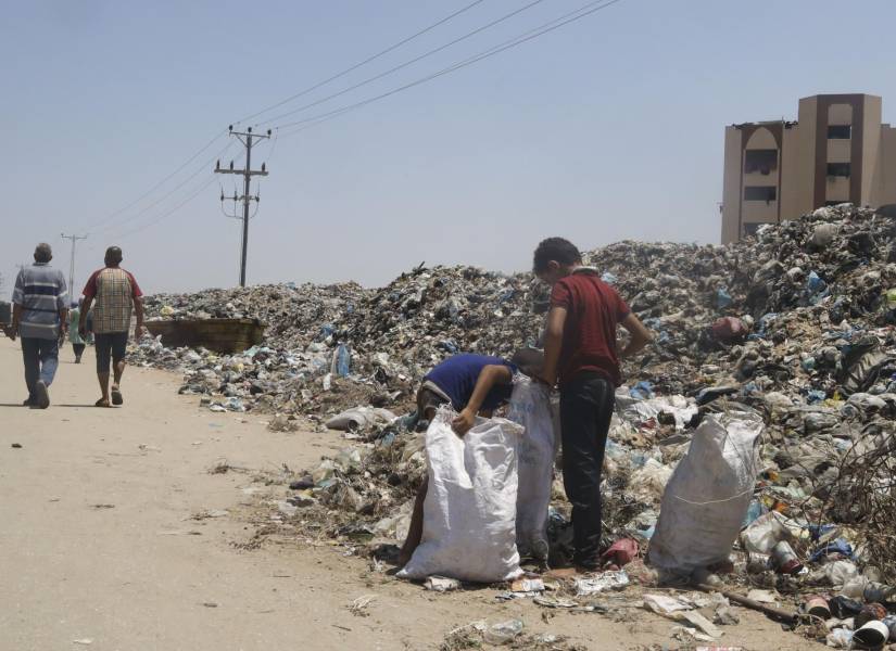 En la Franja de Gaza, donde la basura se acumula en enormes vertederos junto a los campamentos de tiendas de campaña.