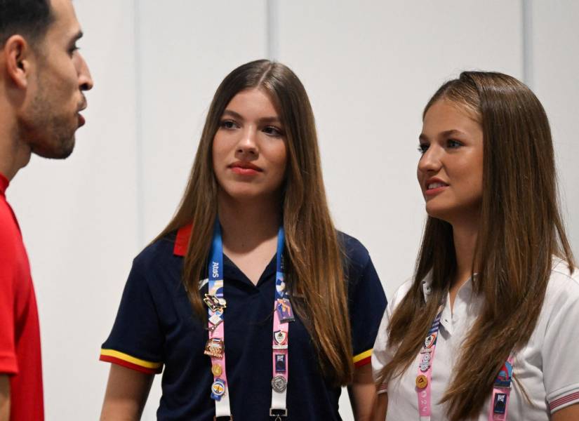 Spanish Crown Princess of Asturias Leonor (R) and Spanish Princess Sofia (C) speak with Spain's Alvaro Robles following his defeat against Brazil's Hugo Calderano during their men's table tennis singles round of 32 match between and at the Paris 2024 Olympic Games at the South Paris Arena in Paris on July 30, 2024. JUNG Yeon-je / AFP