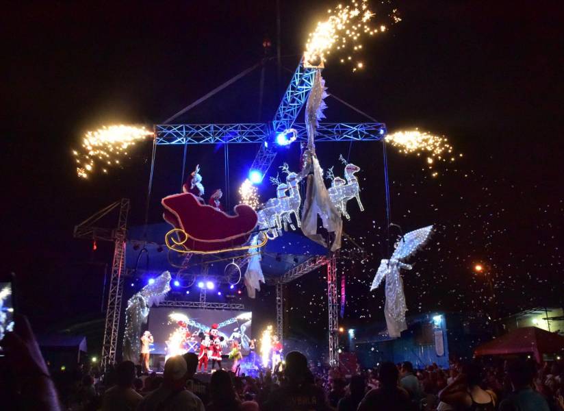 En la avenida Casuarina, noroeste de Guayaquil, los festejos incluyeron un Papá Noel en un trineo descendiendo en una grúa.