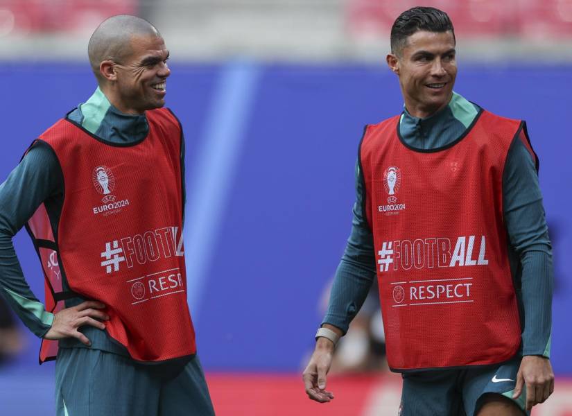 Pepe y Cristiano Ronaldo, jugando lo que podría ser su última Eurocopa.