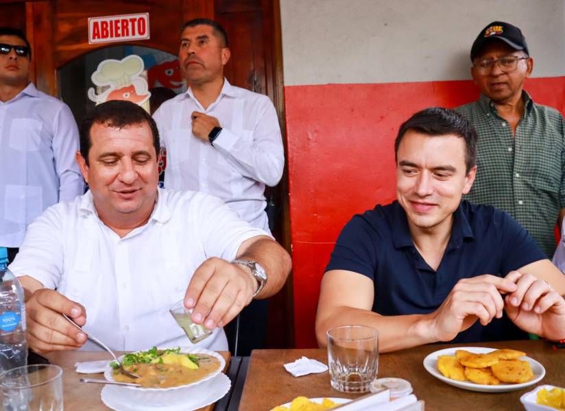 Imagen del lunes 15 de julio. El prefecto de Manabí, Leonardo Orlando, y el presidente de la República, Daniel Noboa, comieron cebiches en Jipijapa.