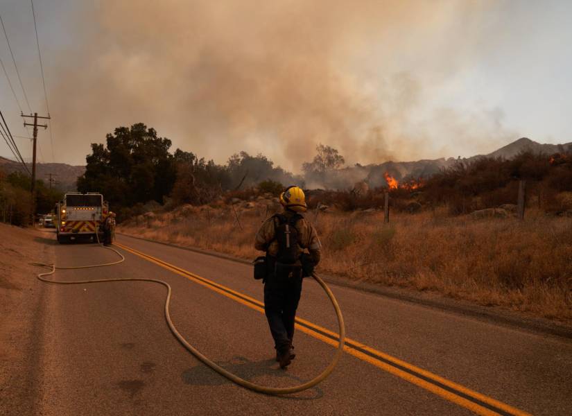 Fotografía de archivo de bomberos combatiendo un incendio en California.