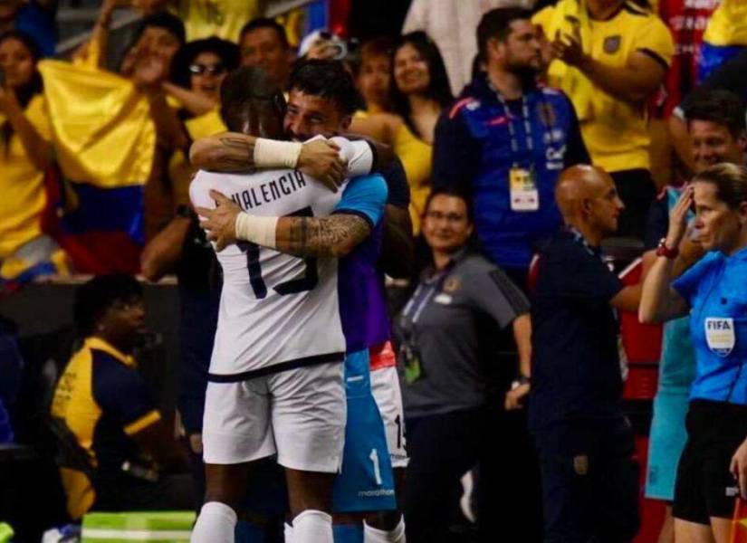 Enner Valencia festejando con Hernán Galíndez su gol contra Bolivia.