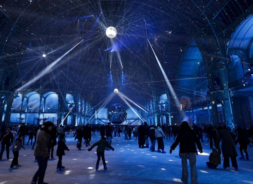 Un grupo de personas patina en la pista de hielo cubierta más grande del mundo en el Grand Palais de París el 14 de diciembre de 2024.