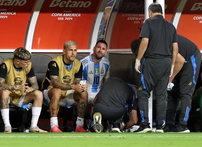 Lionel Messi, desconsolado en la banca de suplentes de Argentina.