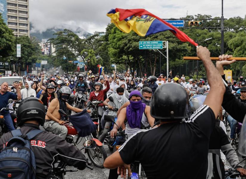 Opositores al gobierno de Nicolás Maduro recorren las calles en motocicletas este lunes, en Caracas (Venezuela).