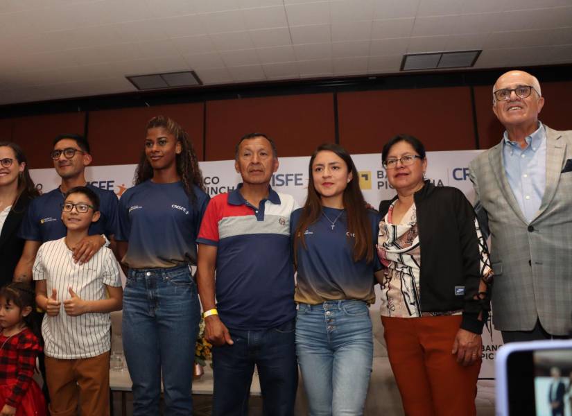 Familiares de los competidores presentes en el conversatorio.