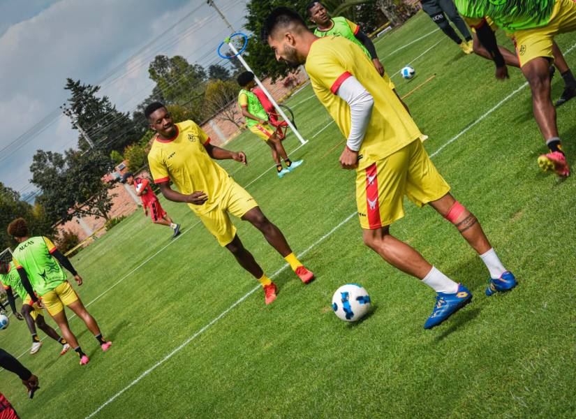 Jugadores de Aucas en el entrenamiento previo al encuentro ante Barcelona SC.