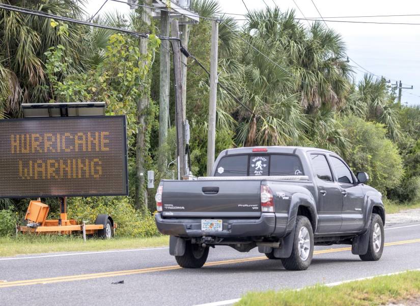 Señal de 'evacuación obligatoria y advertencia de huracán', mientras la localidad se prepara para el huracán Helene, en Cedar Key, Florida, EE.UU.