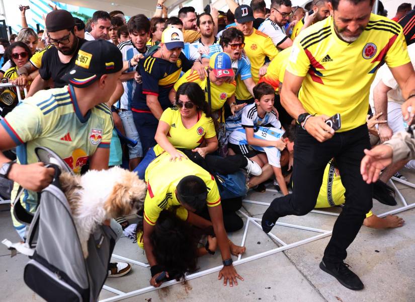 Hinchas argentinos y colombianos en el ingreso al Hard Rock Stadium de Miami, en medio del caos.