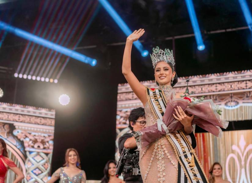 Ivanna García al ganar la corona de Reina de Manabí 2024.