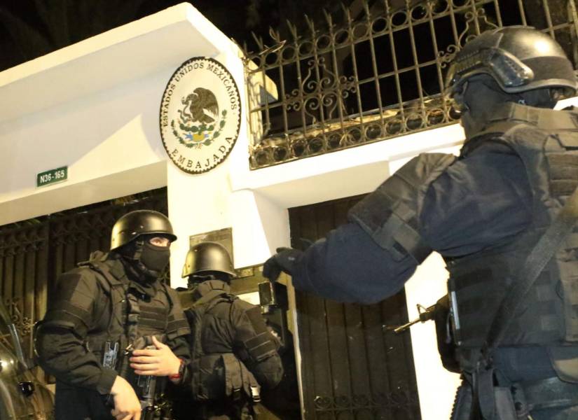 Imagen del viernes 5 de abril. Policías irrumpen en la Embajada de México en Ecuador.