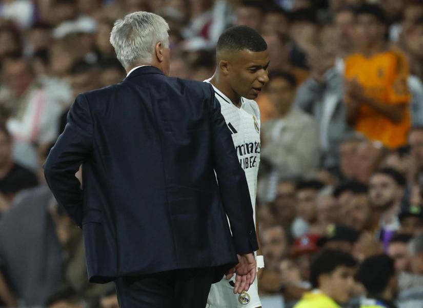 El técnico italiano del Real Madrid, Carlo Ancelotti, junto a Kylian Mbappé cuando el delantero francés se retiraba durante el partido ante el Alavés.