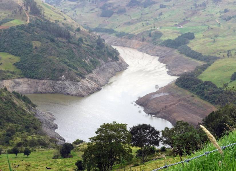 Imagen del embalse de Mazar, el segundo más grande de Ecuador con una capacidad de 410 millones de metros cúbicos.