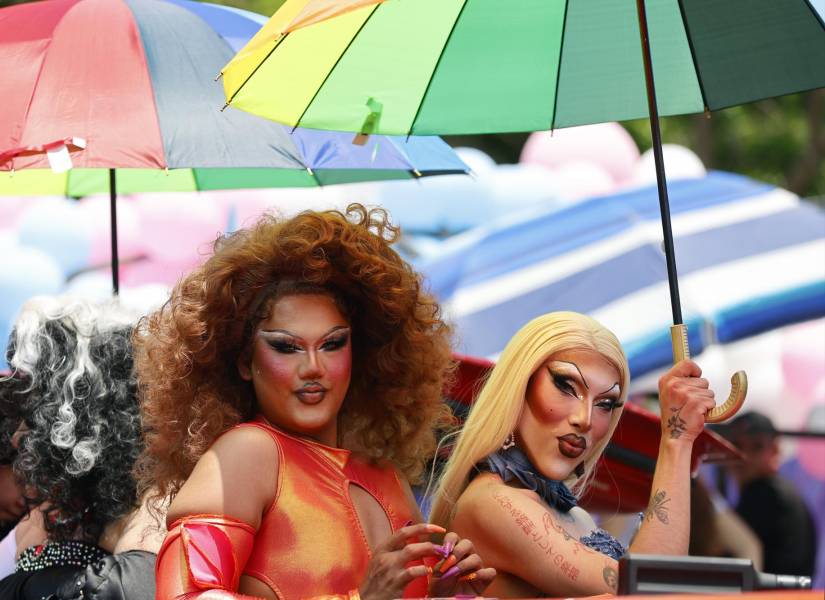 ‘Drag queens’ participan en la marcha Pride del orgullo LGBTI+
