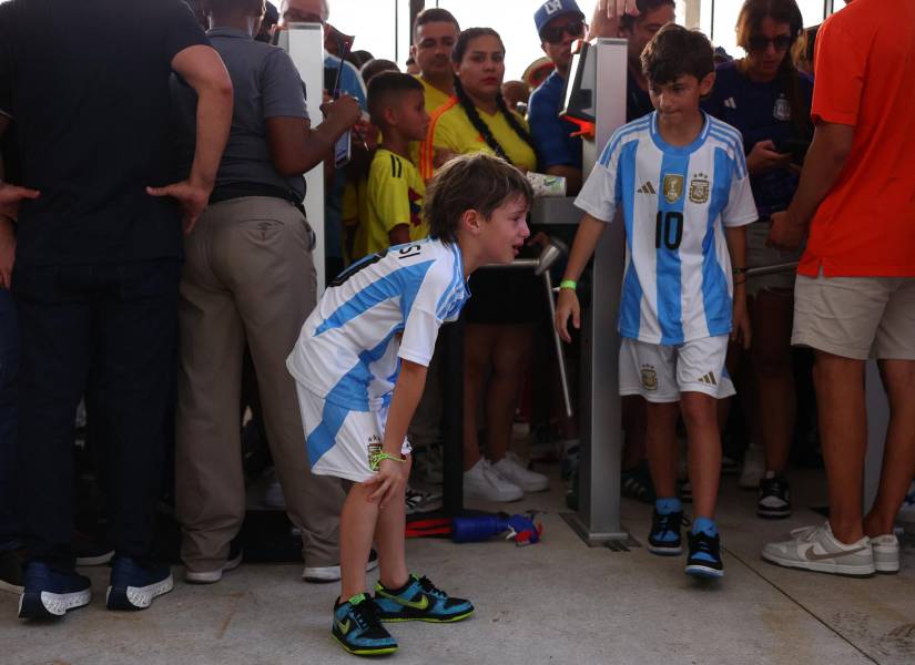 Niños y adultos resultaton asfixiados al ingreso al estadio en Miami para la final de la Copa América.