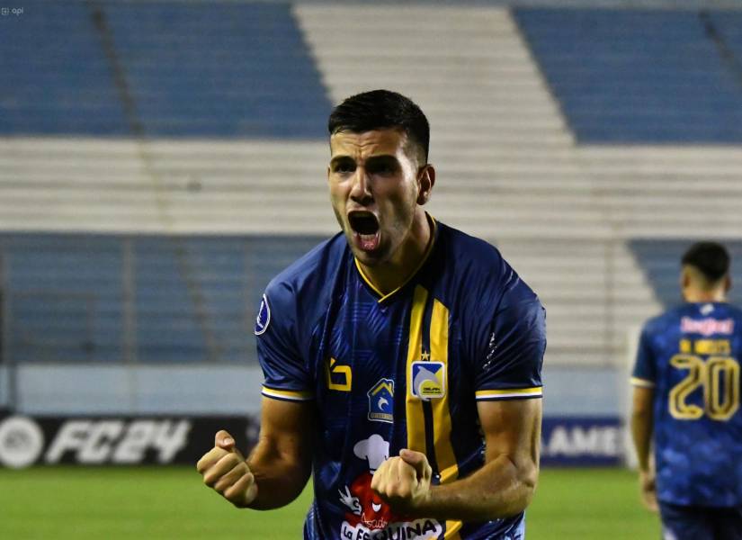 Nicolás Messiniti celebra un gol con Delfín en la Copa Sudamericana.