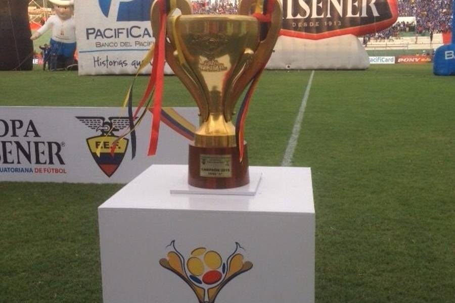 La copa del campeón ecuatoriano 2015 viene con miles de dólares