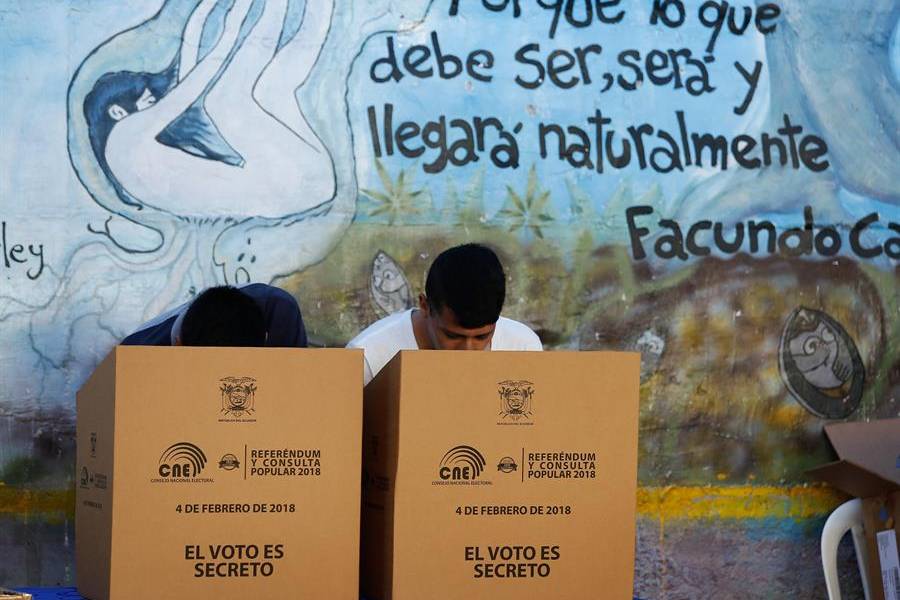 Comienzan elecciones en Ecuador con voto en cárceles