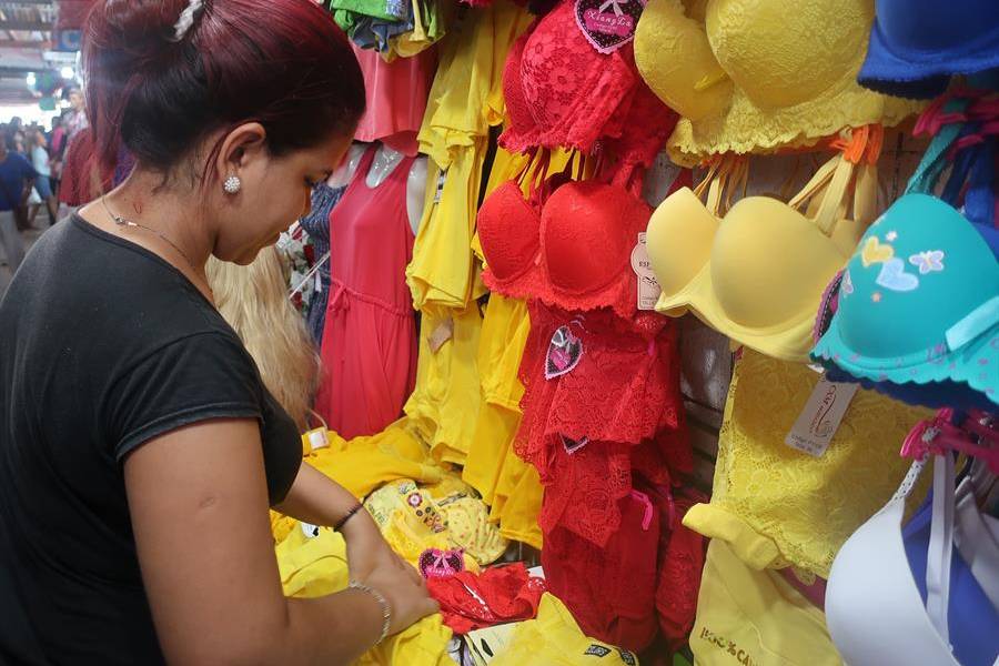 Limpias, dinero y correr con maletas son las cábalas en Ecuador