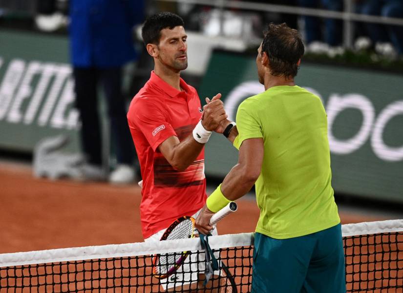 Rafael Nadal y Novak Djokovic tras un partido de Roland Garros en París el 1 de junio de 2022.