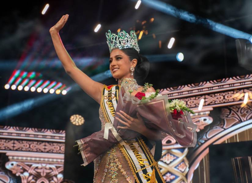 Ivanna García al ganar la corona de Reina de Manabí 2024.