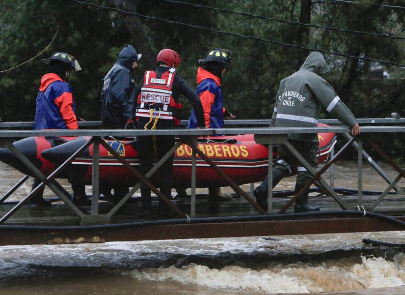 Personal de Carabineros, bomberos y emergencias evacúan a personas que se mantenían aisladas debido al desborde del río Andalién.