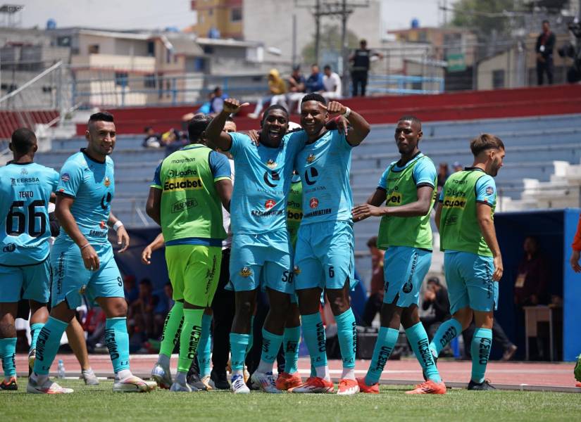 Jugadores de Libertad celebran la victoria a El Nacional por la fecha 13 de la Liga Pro