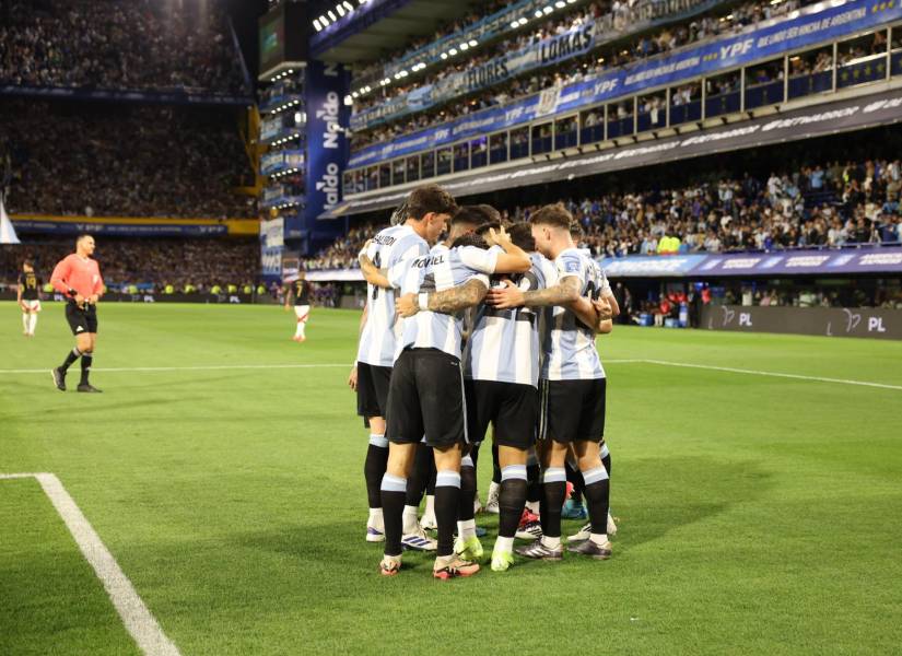 Jugadores de Argentina celebran el gol de Lautaro Martínez ante Perú