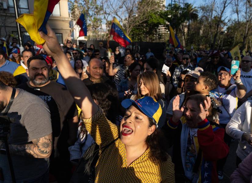 Venezolanos residentes en Santiago se manifiestan durante una protesta.