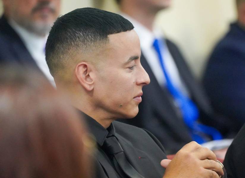 Daddy Yankee llega al Centro Judicial de Puerto Rico el 20 de diciembre de 2024 en San Juan. Daddy Yankee ha afirmado que su ex esposa Mireddys González retiró una suma de 00 millones de dos de sus compañías musicales sin su permiso. Jaydee Lee Serrano/AFP