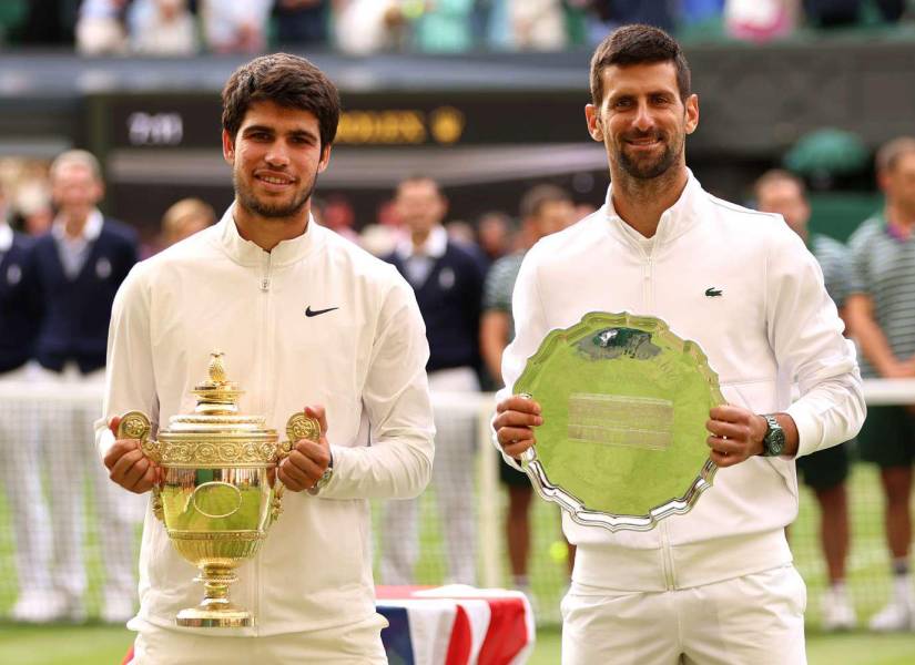 Carlos Alcaraz y Novak Djokovic en la final de Wimbledon 2023