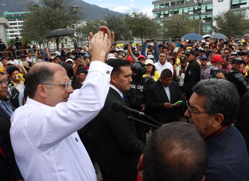 Kronfle habló con los taxistas en los exteriores de la Asamblea Nacional.