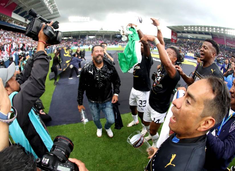 El entrenador de Liga de Quito, Pablo Sánchez, celebra su primer título como entrenador