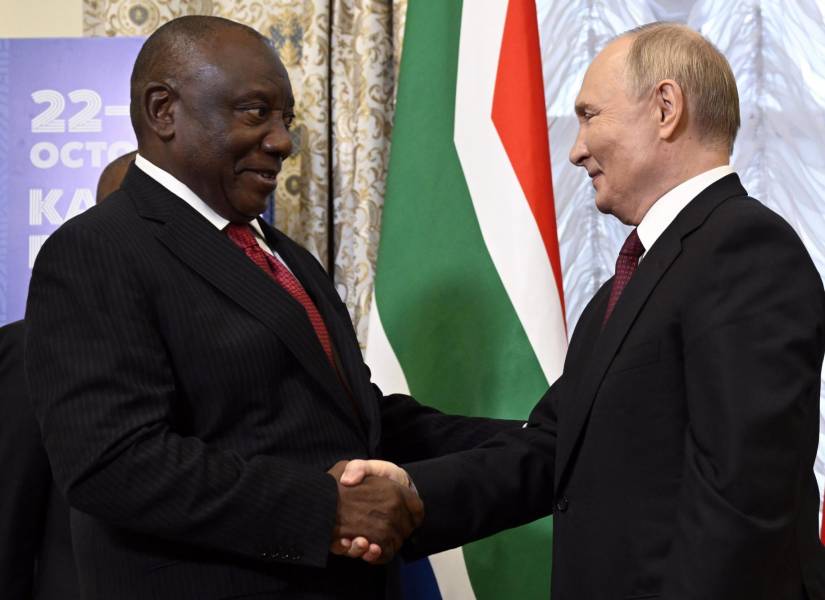 El presidente de Rusia, Vladimir Putin (derecha), se reúne con el presidente sudafricano Cyril Ramaphosa al margen de la cumbre BRICS en Kazán, Rusia, el 22 de octubre de 2024.