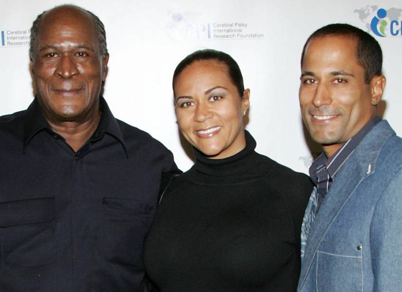 John Amos junto a sus hijos, Shannon y KC Amos.