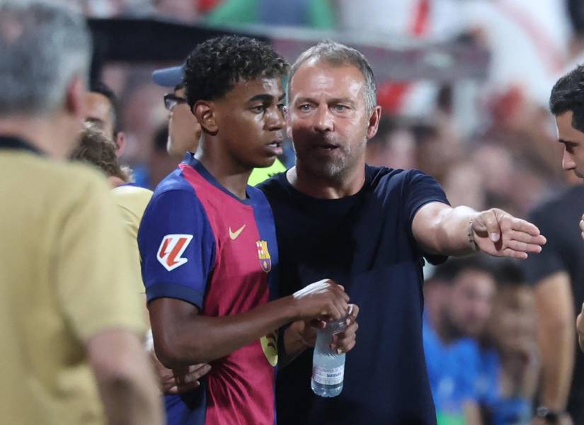 El técnico alemán Hansi Flick da instrucciones al jugador del Barcelona Lamine Yamal.