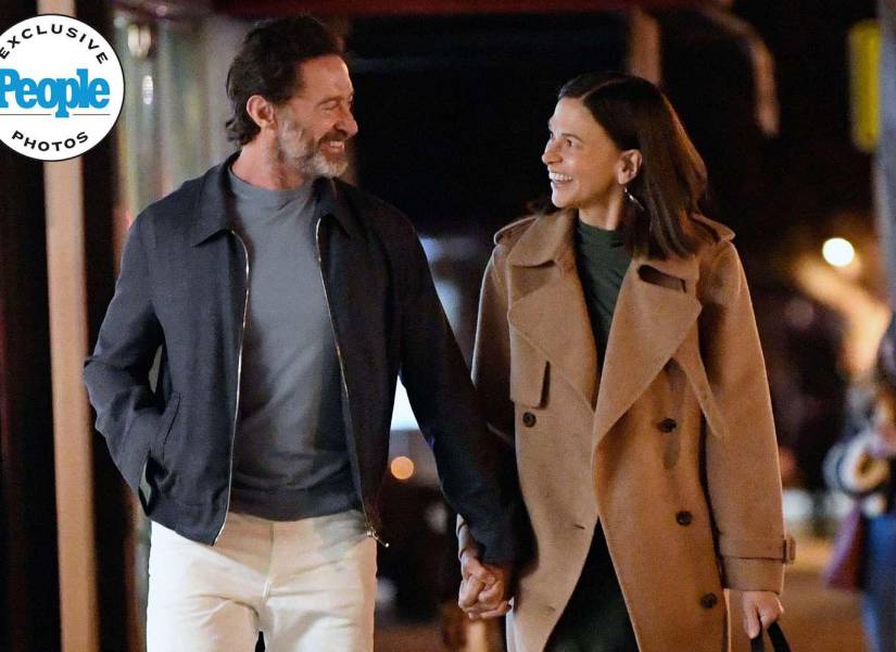 Imagen de Hugh Jackman y Sutton Foster al sur de Los Ángeles, en Santa Mónica, tomado de la mano junto a su actual pareja.