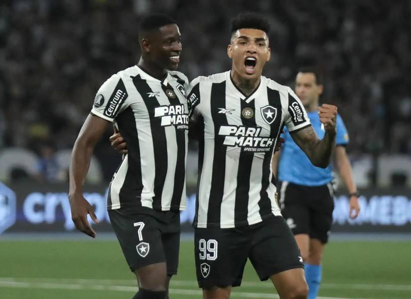 Jugadores del Botafogo celebrando el pase.