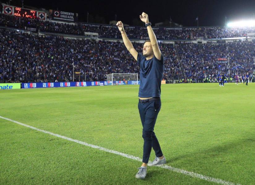 Martín Anselmi celebrndo con la hinchada de Cruz Azul el pase a la final. (Cuenta X @CruzAzul)